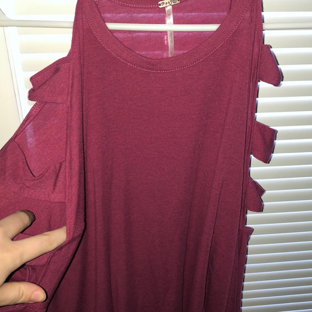 Large shirt, long sleeves with cuts in the sleeves